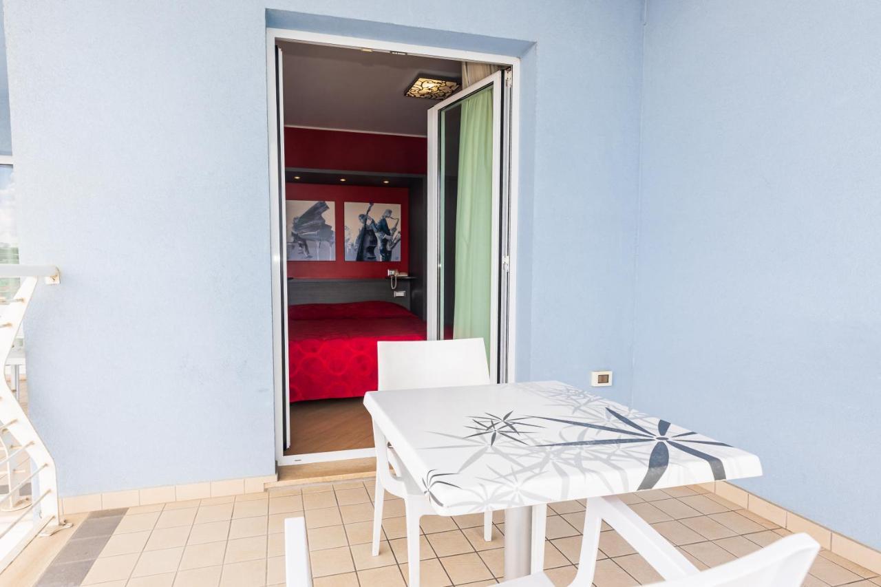 Studio (2 Adults),1426542867:JPEG